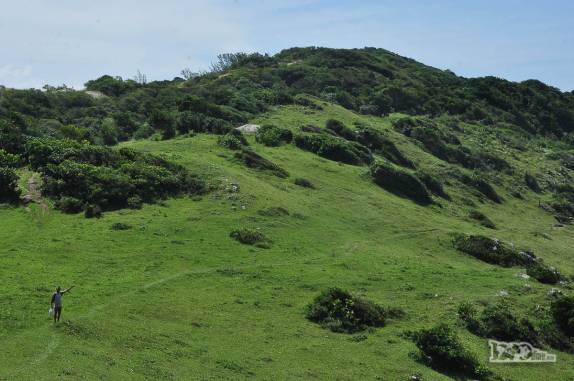 Trilha entre a Praia do Ouvidor e a Praia da Ferrugem, em Garopaba, litoral sul de Santa Catarina